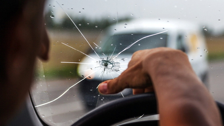 Symbolfoto: Die Fahrerin eines Hyundai kam mit einem Steinschlag davon, als ein unbekanntes Teil von einem Lkw auf ihre Scheibe fiel.