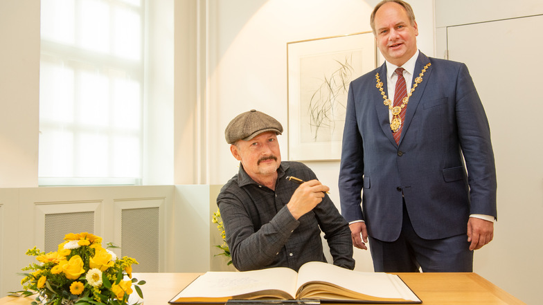Regisseur Todd Field hat sich im Beisein von Oberbürgermeister Dirk Hilbert ins Goldene Buch der Stadt Dresden eingetragen.