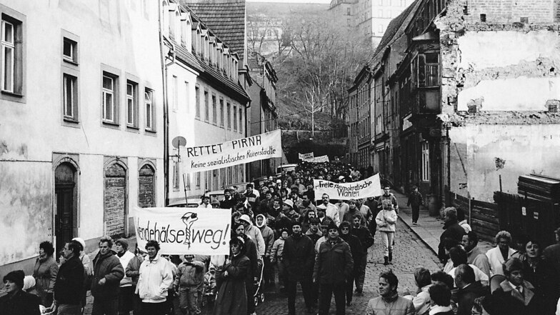 Demonstration 1989 auf der Schlossstraße in Pirna: Was hat die Menschen in der Wendezeit bewegt?