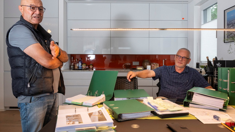 René Böhme (links) und Norbert Zeidler haben zwei Wohnungen im Dresdner Heidepark gekauft. Seit Jahren streiten sie mit ihrem Bauträger um Mängel.