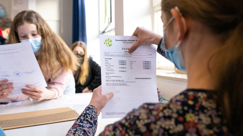 Fast 500.00 Schüler in Sachsen erhalten ihr Halbjahreszeugnis.