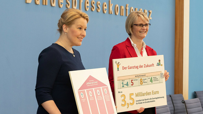 Die Bundesministerinnen Anja Karliczek und Franziska Giffey auf der gemeinsamen Pressekonferenz zum Gesetzentwurf zur Einführung eines Rechtsanspruchs auf Ganztagsbetreuung für Grundschulkinder.