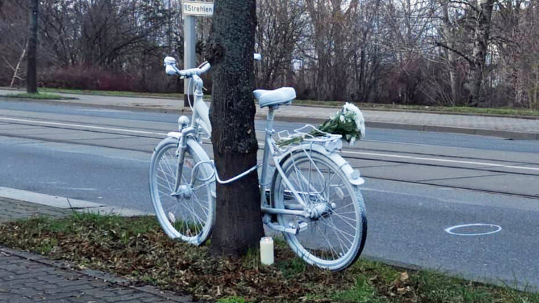 Dieses Ghostbike wurde am Samstag an der Reicker Straße aufgestellt. Nicht weit davon entfernt steht ein Weiteres.
