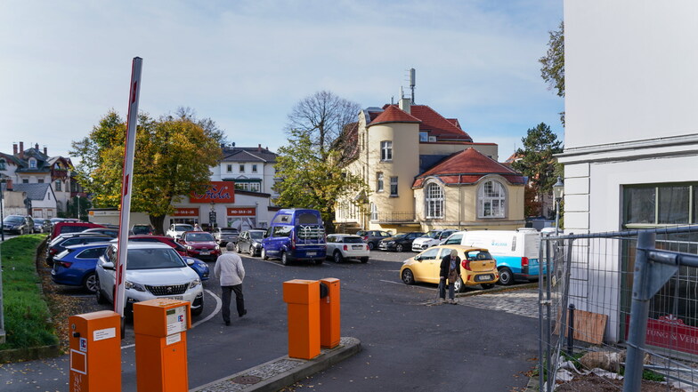 Besonders in Lage und Architektur: das Zentrum Weißer Hirsch. Die schwierige Parkplatzsituation erschwert die Ansiedlung weiterer Händler.