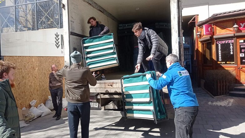 Sofort nach Ausbruch des Ukraine-Krieges hat auch die Dresdner Hilfsorganisation einen Transport in die ostukrainische Großstadt Dnipro geschickt. Hier verteilen Helfer Betten, Matratzen und Decken.