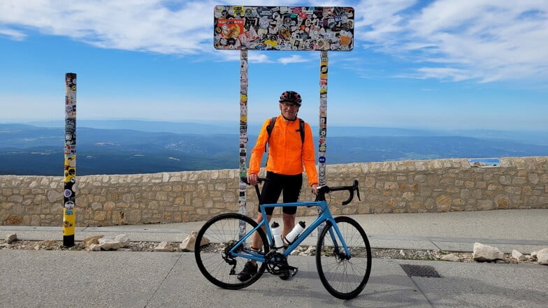 Peter Lames mit seinem Rennrad auf dem Gipfel des Mont Ventoux.