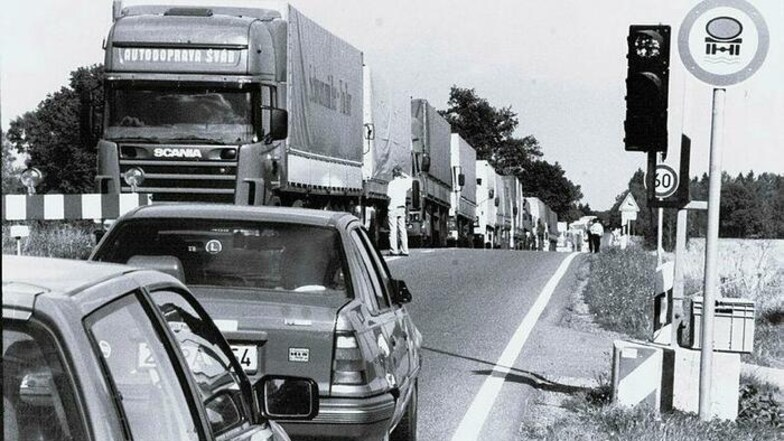 Ein fast alltägliches Bild Mitte der 1990er Jahre: Auf der S148 stauten sich die Transit-Laster vor der Kreuzung „Goldener Löwe“. Der Verkehr Richtung Löbau wurde per Ampel geregelt.