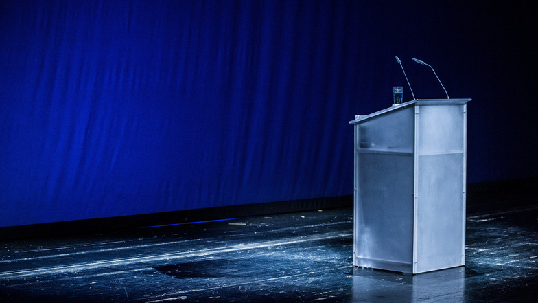 Mitten in seiner Rede  verschwand Robert Menasse von der Bühne: Zeit zum Nachdenken fürs Publikum. 