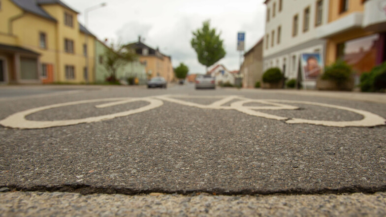 Ein Symbol macht noch keinen Radweg: Heidenau hat noch allerhand Nachholfebedarf in Sachen Radfahrerfreundlichkeit.