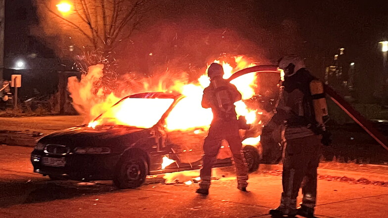 In Dresden-Prohlis stand ein Rover 400 in der Nacht zum Dienstag in Flammen, als die Einsatzkräfte der Feuerwehr eintrafen.