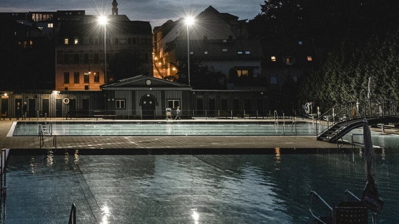 Schwimmen unter Mondschein und Flutlicht bietet das Radeberger Stadtbad am Samstag, 26. August.