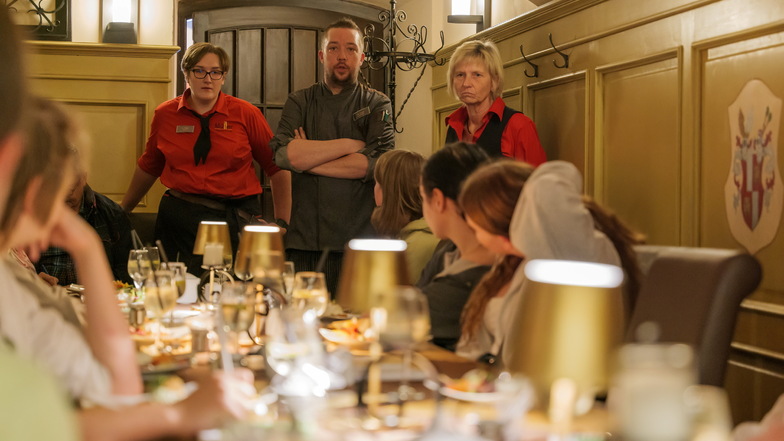 Im Ratskeller begrüßten Katrin Holtzhauer (r.) sowie die Ausbildungsleiter Anna Zieger und Martin Andrä die Schüler, die sich für einen Beruf in der Gastro-Branche interessieren.