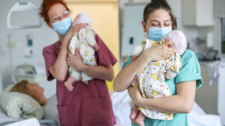 Studentin Lea (rechts) übt unter Anleitung von Bianca Hünlich das Aufnehmen eines Neugeborenen in der Lernklinik der Medizinischen Fakultät.
