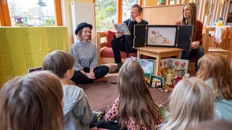 Landtagspräsident Matthias Rößler las Kindern der Kinderarche-Kita an der Waldstraße aus dem Buch "Die kleine Wildbiene Wonka" vor.