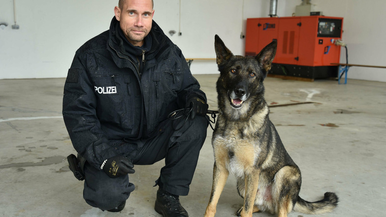 Polizeihund Max der Polizeidirektion Leipzig und sein Hundeführer. Der Suchhund an Personen ist speziell zur Suche nach Betäubungsmitteln an Menschen ausgebildet.