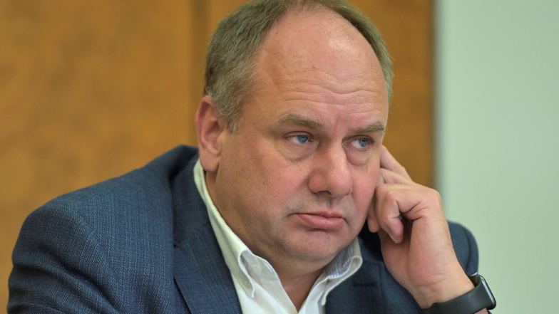OB Dirk Hilbert (FDP) muss als Finanz-Chef im Rathaus herbe Einschnitte verkraften.