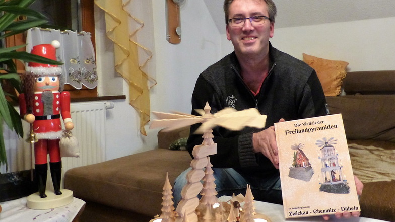 Andreas Herklotz hat ein Buch über Freilandpyramiden geschrieben. Darin kommen auch mehrere der weihnachtlichen Bauwerke aus der Region Döbeln vor.