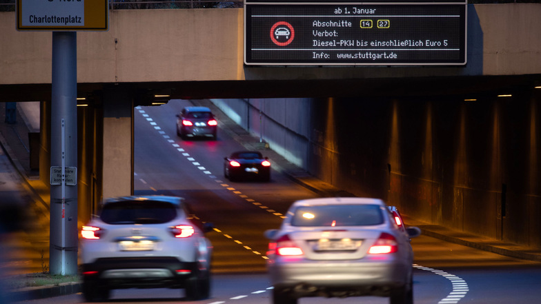 Eine Anzeige weist auf ein Fahrverbot für Euro 5-Dieselautos auf Abschnitten der B14 und B27 in Stuttgart hin. 
