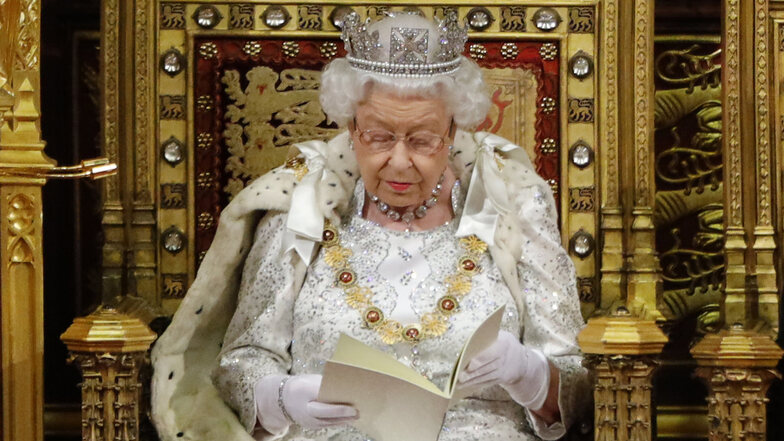 Königin Elisabeth II. hält die so genannte "Queen's speech" bei der feierlichen Wiedereröffnung des britischen Parlaments