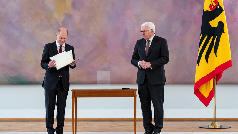 Olaf Scholz erhält von Bundespräsident Frank-Walter Steinmeier im Schloss Bellevue die Ernennungsurkunde.
