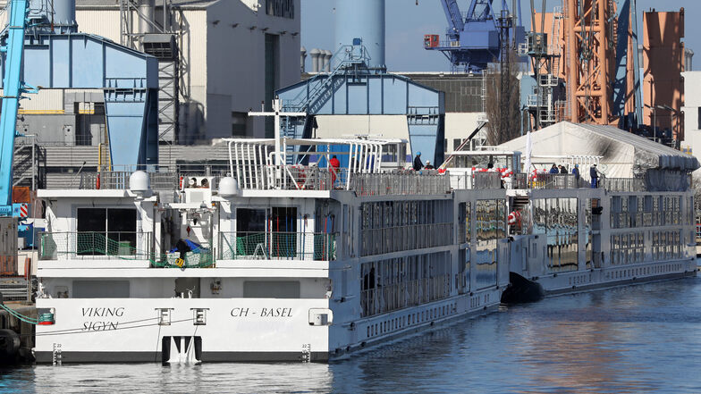  In der Neptun Werft liegen zwei Flusskreuzfahrtschiffe am Ausrüstungskai und werden für die Taufe vorbereitet. 