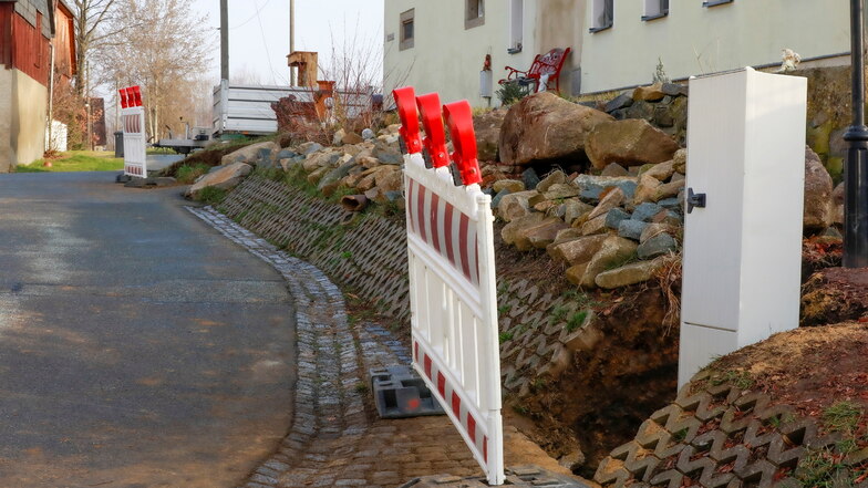 Am Gartenweg in Niedercunnersdorf wird ein neuer Stromanschluss für die Straßenbeleuchtung gelegt.
