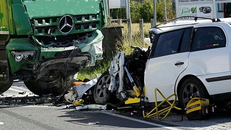 Auf der Straße zwischen Malschwitz und Guttau sind am Montagmorgen ein Auto und ein Lkw frontal zusammengestoßen.