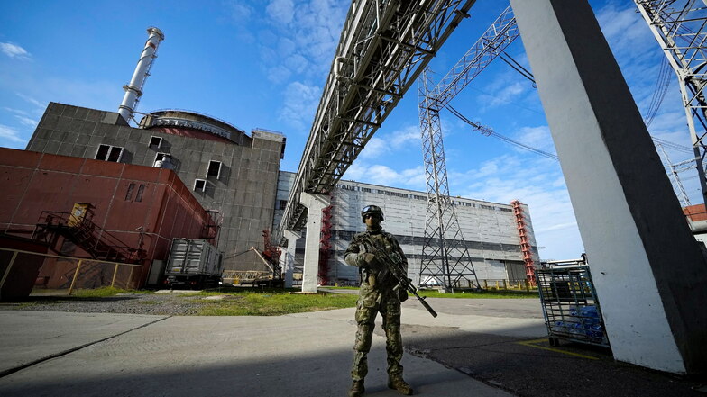Ein russischer Soldat bewacht einen Bereich des Kernkraftwerks Saporischschja. Europas größtes Atomkraftwerk steht seit Monaten unter russischer Kontrolle.