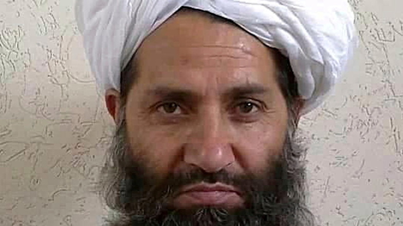 Lange blieb Taliban-Führer Haibatullah Akhundzada der Öffentlichkeit fern und heizte so Spekulationen über seinen Tod an. Nun soll er in einer Koranschule aufgetreten sein.