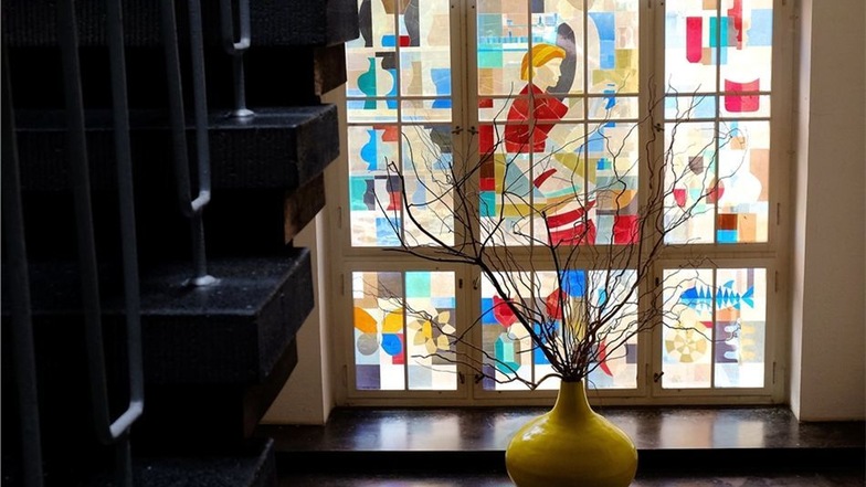 Sowohl die Mosaik-Fensterfront als auch die Vase entstanden in der DDR. Der Name des Künstlers ist nicht bekannt.