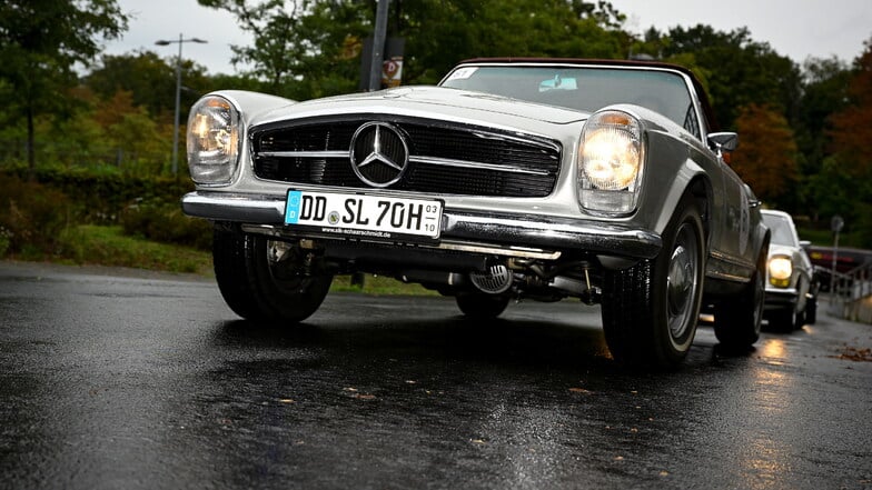 Mercedes Benz W113 230 SL, Baujahr 1966, mit Fahrer Peter Wagner und Beifahrer Peggy Linden.