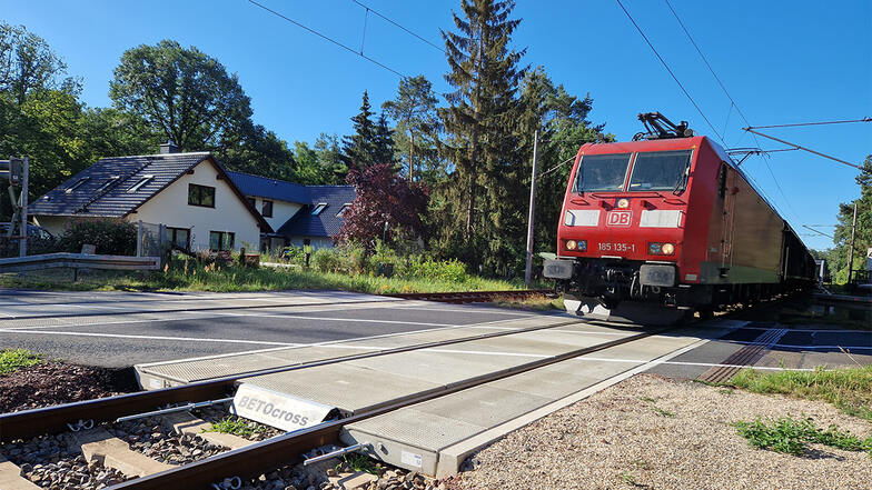 Railbeton Haas mit 135 Leuten in Chemnitz setzt neue Maßstäbe für Bahnübergänge. Ihr Baukastensystem aus Stahlbeton sorgt für schnelle Montage und Langlebigkeit.