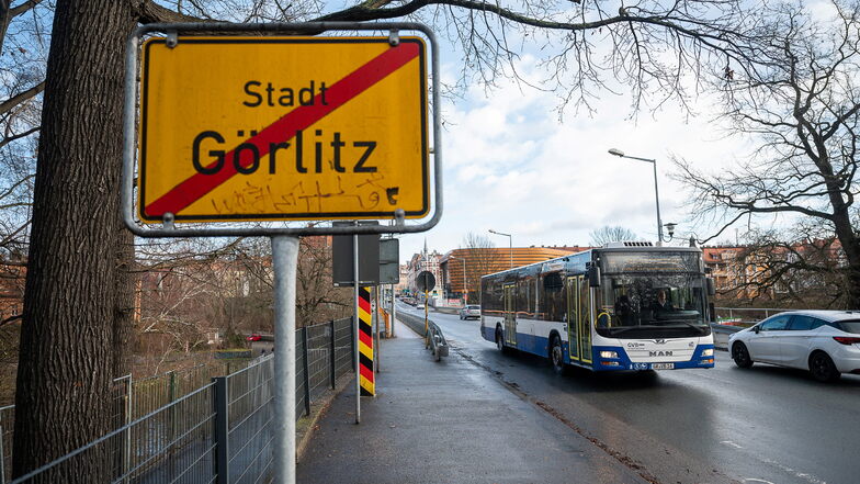 Der A-Bus fährt über den Grenzübergang über die Stadtbrücke, die Görlitz und Zgorzelec verbindet.