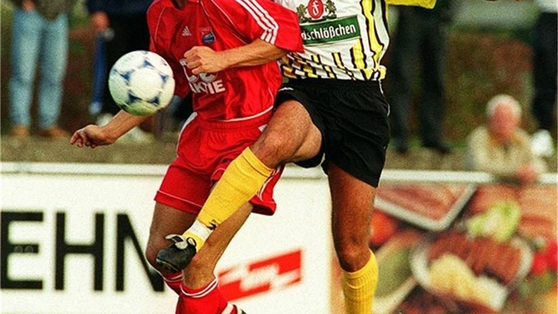 Goran Skeledzic, 1999: Goran Skeledzic kam im Sommer 1999 vom Regionalliga-Aufsteiger Darmstadt 98 zu Dynamo. Trainer Colin Bell hatte den Serben als „absolutes Schlitzohr und Torjäger"  angepriesen. Der Stürmer war ablösefrei, ließ sich den Wechsel nach Dresden mit einem ordentlichen Monatssalär schmackhaft machen. Er soll umgerechnet rund 8.100 Euro monatlich bekommen haben und war nach damaligen Maßstäben ein Großverdiener. Dabei hatte er diese Summe mit Sicherheit nicht wirklich verdient. Der vermeintliche Wunderstürmer wurde wegen chronischer Ladehemmung schon nach neun Spielen aussortiert und im Profi-Fußball nie wieder gesehen. Als Ersatz holte Dynamo damals dank der Kinowelt-Millionen Veselin Popovic vom FSV Zwickau. Mit der Ablösesumme von 51.100 Euro war er ein Schnäppchen, dafür bekam der Serbe monatlich 6.600 Euro Gehalt plus Auto und mietfreies Wohnen. Seine Bilanz: immerhin vier Tore in 15 Spielen.