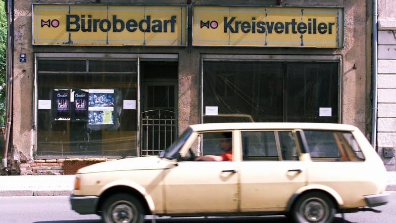 Sieht aus wie in der tiefsten DDR. Kaum zu glauben, dass unser Fotograf Jürgen Lösel das Haus an der Dresdner Straße 99 mit vorüberfahrendem Wartburg erst 2003 aufgenommen hat.
