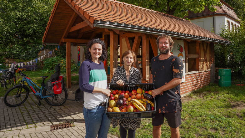 Neustart für die Bautzener Foodsharing-Initiative um Christin Wegner (l.) am Treff im Keller (TiK), wo sich Petra Hörenz-Freiberg und Marcel Flakowski engagieren.