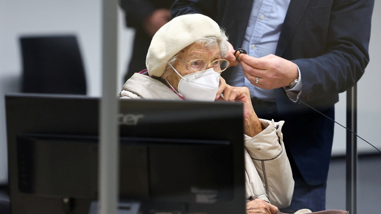 Der Bundesgerichtshof (BGH) hat die Verurteilung der früheren KZ-Sekretärin Irmgard F. wegen Beihilfe zum Massenmord bestätigt.