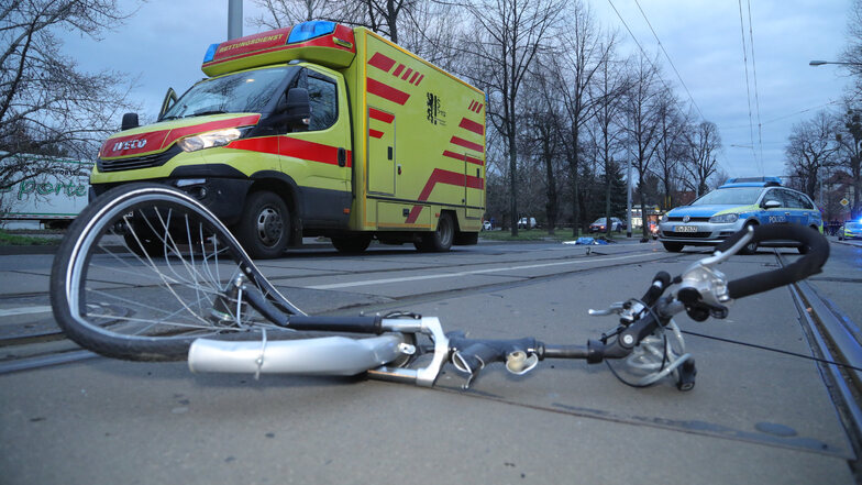 Das Fahrrad wurde bei dem Zusammenstoß in zwei Teile zerrissen.