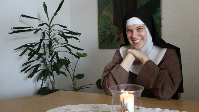 Herzliches Lächeln, offener BlicK: Schwester Serafina freut sich, weitere drei Jahre lang im Juniorat der Bautzener Klarissen zu leben. Das Gelübde dafür hat sich jetzt abgelegt.