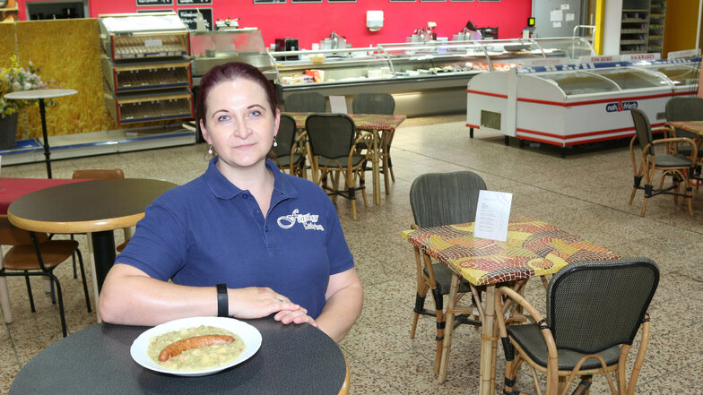Kathrin Holzweißig ist die Chefin von Försters Catering. Hier steht sie im einstigen Supermarkt Förster, in dem die Kunden jetzt zu Mittag essen und an der Wursttheke einkaufen können. Der Supermarkt Förster hatte die Caterer-Abteilung schon vor Jahr