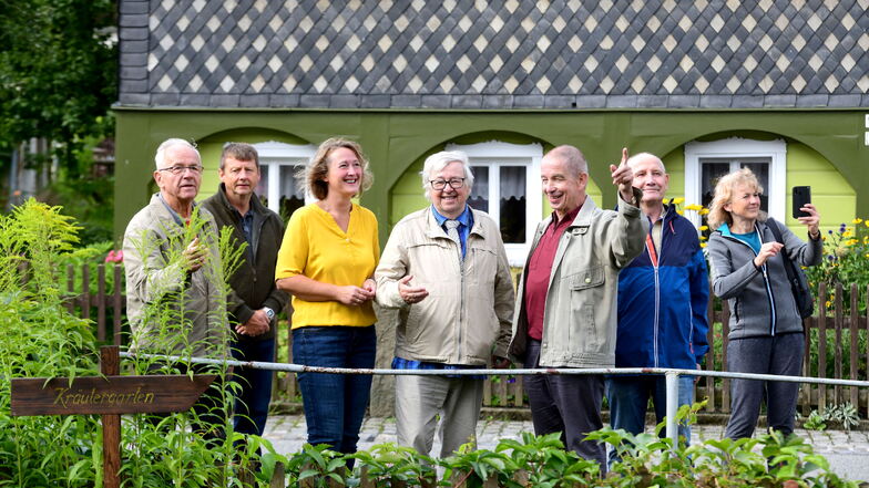 Sie führen durch Obercunnersdorf (von links): Horst Seiler, Andreas Heinrich, Anja Richter, Günther Kneschke, Hans-Joachim Roth, Hartmut Michael. Daneben steht eine Touristin.