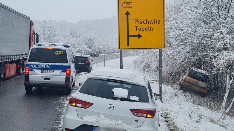 Ein Opel-Fahrer ist am Mittwochmorgen auf der B175 kurz vor dem Abzweig Töpeln in den Straßengraben gerutscht. Schuld daran aber offenbar nicht nur die winterlichen Straßenverhältnisse.