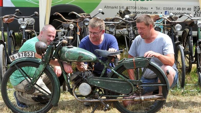 Die Brüder Mario,Heiko und Ronny Obst aus Ebersbach verbindet die Leidenschaft für alte Fahrräder und Mopeds.  Diese Wanderer von 1940 ist unverkäuflich. Dagegen bieten sie viele historische Fahrräder zum Verkauf.