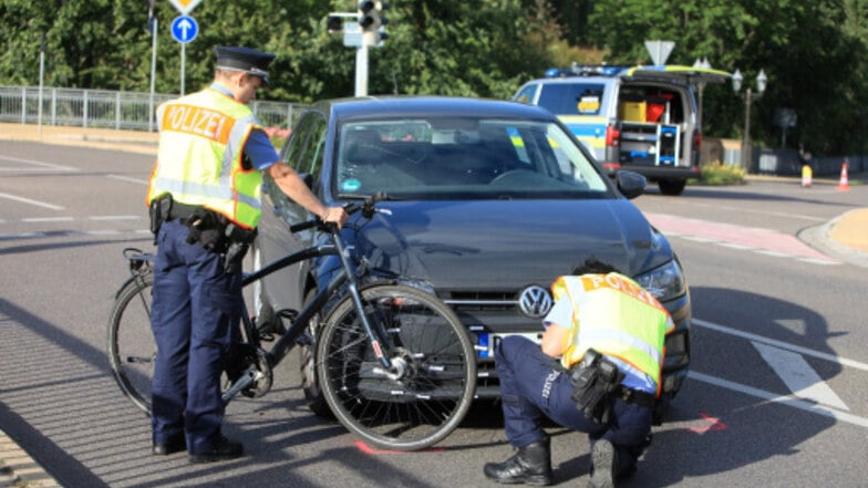 Radfahrer bei Unfall mit Auto in Pirna schwer verletzt