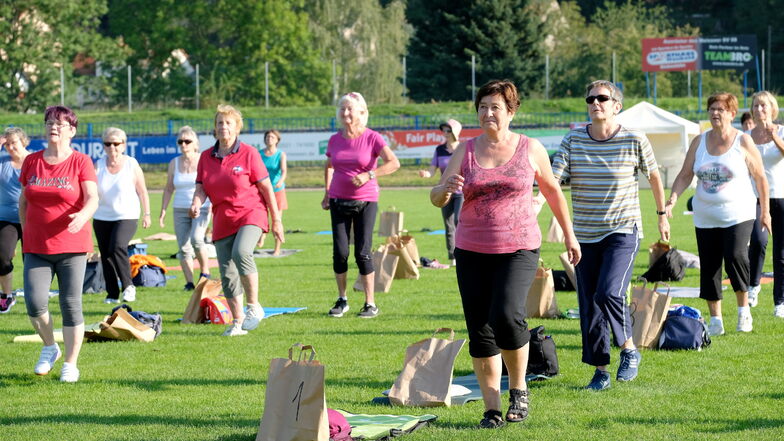 Zum gemeinsamen Sporttreteiben trafen sich Seniorinnen und Senioren im vorigen Jahr beim Bewegungsfest im Stadion am Heiligen Grund.