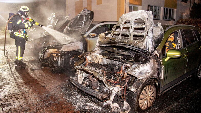 Drei Autos sind in der Nacht zu Freitag in Bischofswerda durch Feuer zerstört worden.
