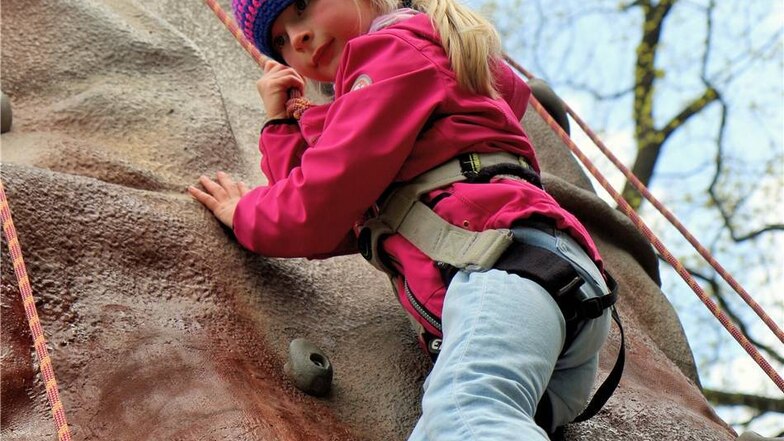 Elena Fuchs aus Seifhennersdorf probiert den Kletterfelsen zu bezwingen.