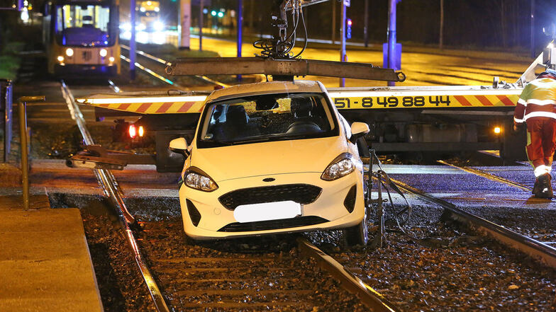Dresden: Auto bleibt im Gleisbett der Straßenbahn stecken
