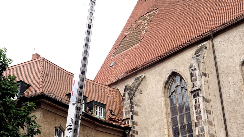 Der Dachschaden am Stadtmuseum. Der herabstürzenden Dachziegel sorgten auch für Kollateralschäden weiter unten.