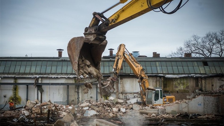 Geht seinem Ende entgegen: Der alte Tolkewitzer Straßenbahnhof wird abgerissen. Ende März soll von ihm nichts mehr zu sehen sein. Foto: Norbert Neumann